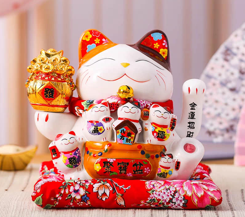 Tượng mèo thần tài bên cây mai vàng